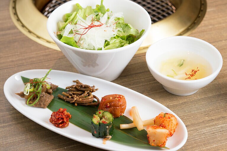 チャンジャ、梅干しキムチなど前菜は7点盛り。