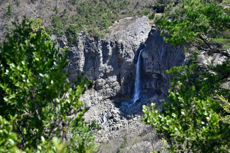 きれいな滝…。白糸の滝の水も温泉。