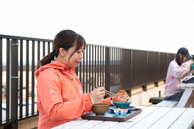 この日着用したのは、モンベルのストームクルーザー。軽くて着心地のいいジャケットはサイクリング中も動きやすく、潮風からしっかり防寒してくれます。ストームクルーザー ジャケット Women's　コーラルピンク（COPK）¥26,400（税込）／モンベル