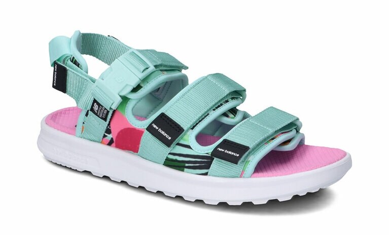 シーンに合ったサンダルスタイルを楽しめる夏らしい一足。