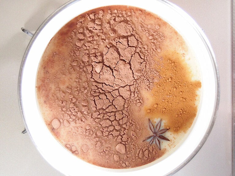 (1) 鍋に食材を全て入れて、弱火で加熱します。