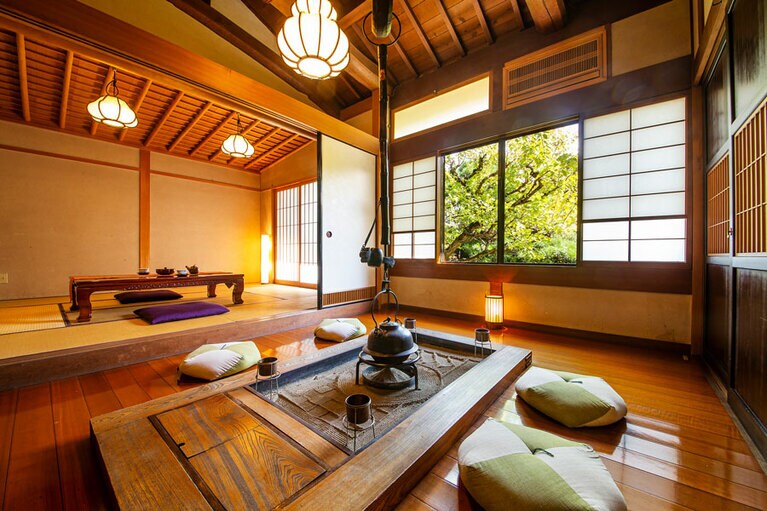 大庄屋の豪壮な屋敷の面影を残す特別室「囲炉裏」。