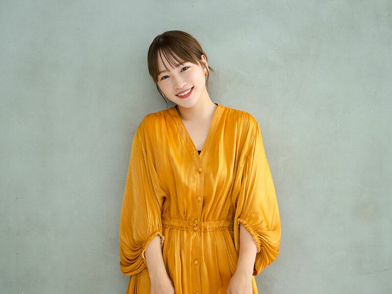 川栄李奈さん。ワンピース 42,900円／Arobe、ブーツ 46,200円／mana、他スタイリスト私物。