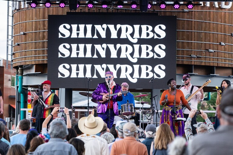 夏になると毎週のように無料のコンサートイベントなども開催されます。