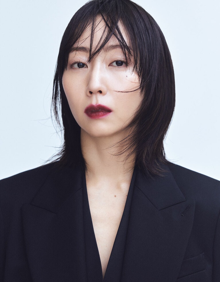 木南晴夏さん：ジャケット 86,900円、ジャンプスーツ 59,400円／ともにデ・プレ