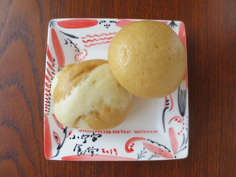 「楽しみまん」9月は「黒糖まん」小豆餡入りとマーブルの2種類。各300円。