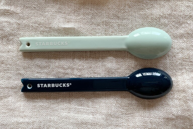 裏にロゴが入っています。