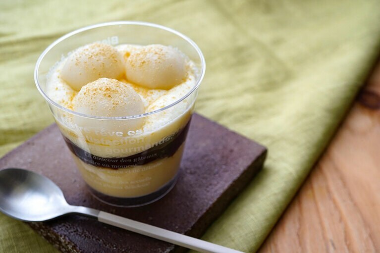 成城石井自家製 きな粉ムースと羽二重餅のぜんざい風パルフェ 税込323円。