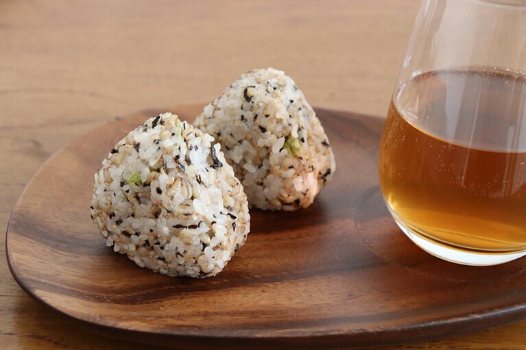 チンしてすぐいただくと、昆布の香りが口いっぱいに。