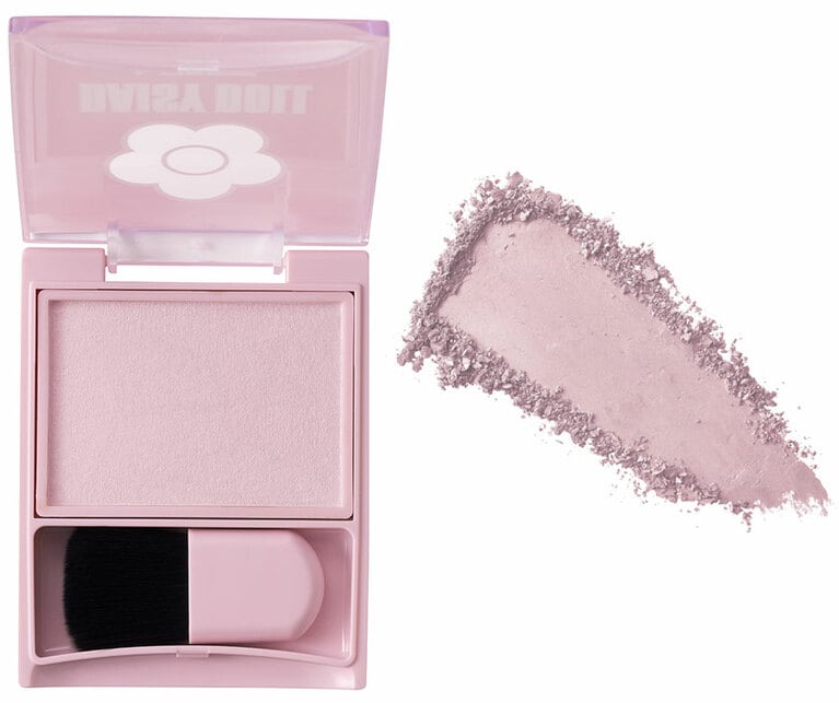 タルク、シリカ、アルミナ、酸化チタンによるソフトフォーカスパウダー配合で毛穴などを自然にカバーしながら肌に溶け込むチーク。保湿成分としてダマスクバラ油、カニナバラ果実油、アルガニアスピノサ核油が美容オイルとして配合されていて、触った感触も含めパサパサ感がないのも優秀。ホワイト系の微細なパールの効いたラベンダーパープル。デイジードール パウダー ブラッシュ LV-01 ユレルラベンダー 1,430円／クラブコスメチックス
