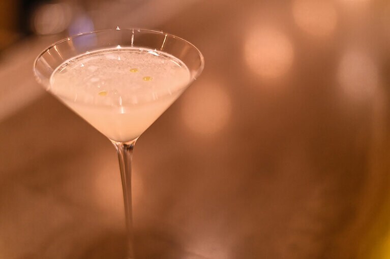 『ダイキリ』1,300円。ディルを漬け込んだジンを用いたダイキリの表面にオリーブオイルを数滴ドロップ。ベジー＆ハーバルな香りに仕上がり、奥ゆきのある味わいに。