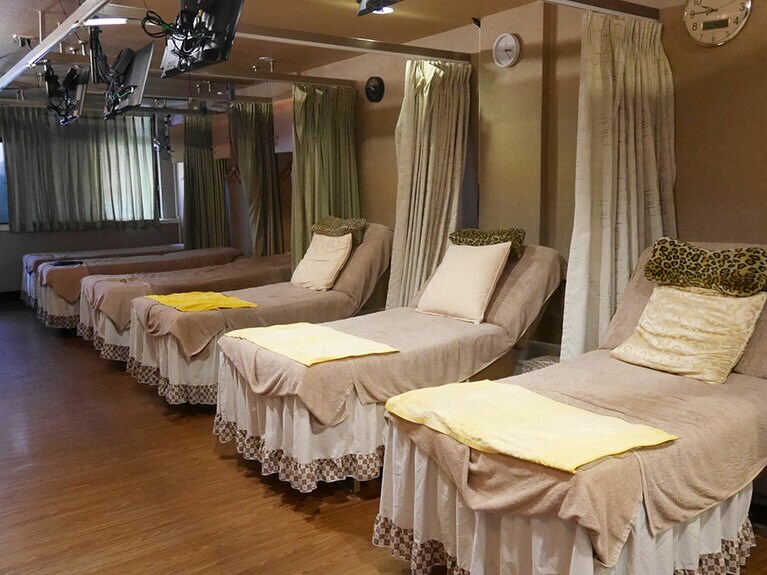 2階はベッドが置いてあり、全身と足ツボにも対応。テレビ付き。