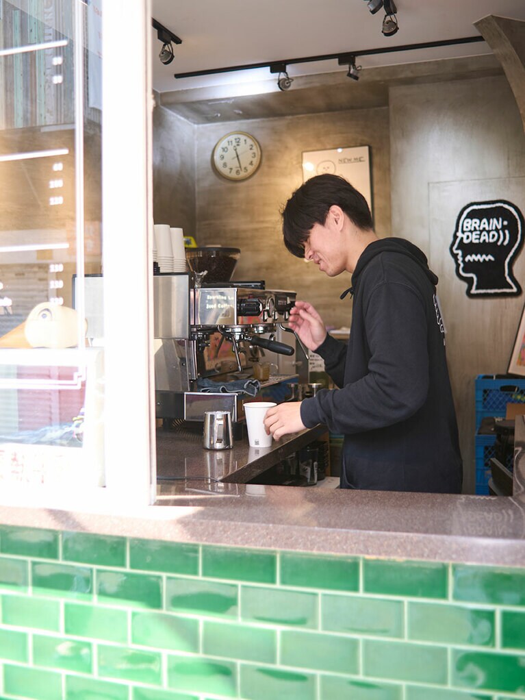 外にある小さな窓からも注文できる。／KWON SAEM COFFEE（クォン サエン コーヒー）