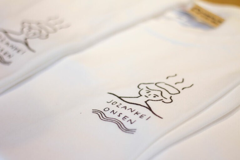 売店ではオリジナルＴシャツやお酒なども厳選して販売。宿ではアメニティは最小限に留めているので、売店で調達もしくは愛用品を持参して。