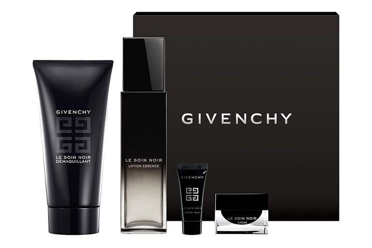 「ソワン ノワール キット」27,000円(限定発売) セット内容：ソワン ノワール ローション 150ml(現品)、ソワン ノワール メイクアップ リムーバー EX 175ml(現品)、ソワン ノワール クレーム 7ml(ミニサイズ)、ソワン ノワール クレーム ユー 3ml(ミニサイズ)