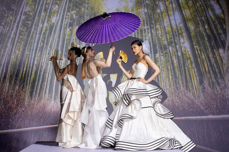 左：ドレス 462,000円(レンタル価格)／アントニオ・リーヴァ(ミーチェ)、ヘッドドレス 19,800円(レンタル価格)／サロンドランデブー、イヤリング・ネックレス・扇子／すべてスタイリスト私物
中：ドレス 495,000円(レンタル価格)／アントニオ・リーヴァ(デスティニーライン 博多)、蛇の目傘 41,800円／京都和傘屋 辻倉、ヘッドドレス(参考商品)／ミーチェ
右：ドレス 660,000円(レンタル価格)／アントニオ・リーヴァ、ヘッドドレス 19,800円(レンタル価格)／ともにリブラブラフ横浜店　