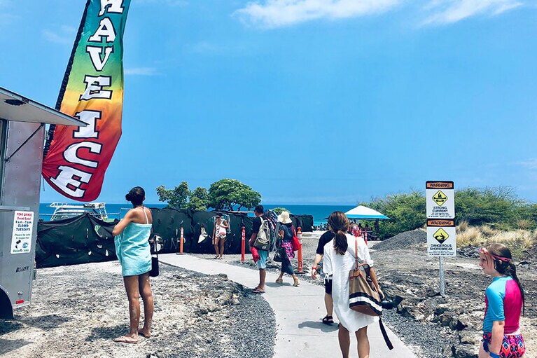 クアベイの入口にあるフードトラック。