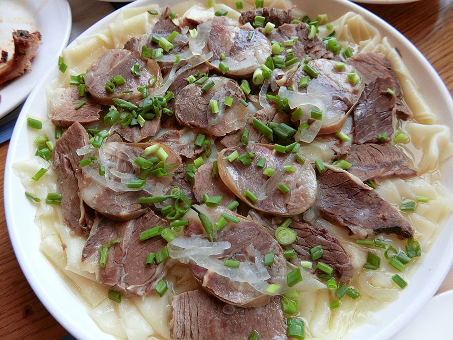伝統料理の「ベシュバルマク」。モチモチの麺に旨味のある馬肉ソーセージを絡めて食べるのがおいしい。