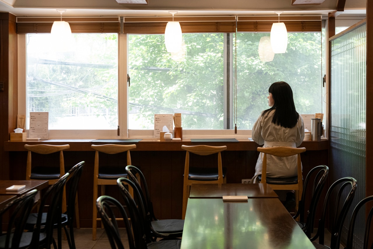 緑の見えるカウンター席。さらに横の壁沿いまで伸びていて、席数が多いのが嬉しい。