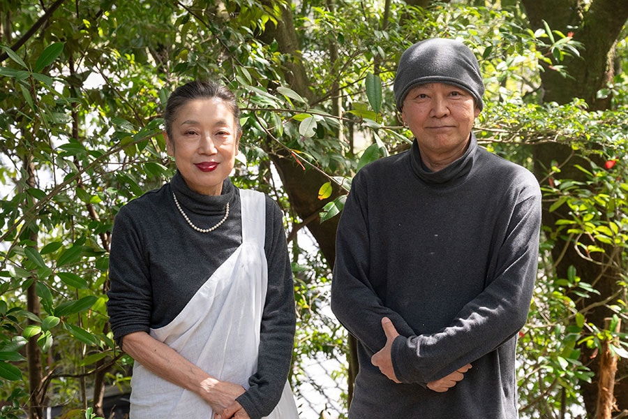 やわらかな空気をまとい、来訪者を温かく迎え入れてくれる、桃林窯の吉田求さん・嘉代子さんご夫妻。