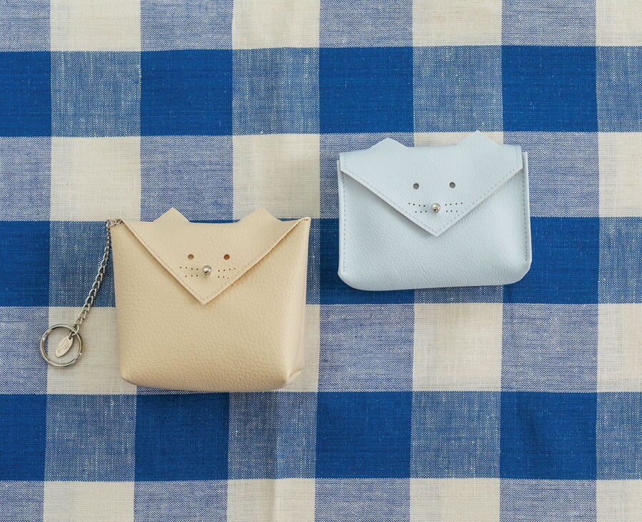 あお山ヒュッテの「cat pouch」（左）W10×D4×H10cm 4,840円、「cat case」（右）W11×D2.7×H7cm 4,290円、／あお山ヒュッテ