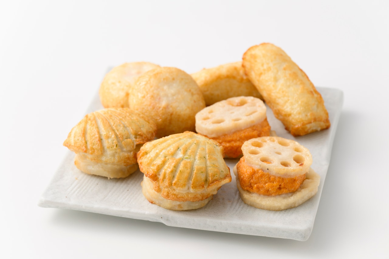 揚げたてかまぼこ。手前から時計まわりに：ほたほた揚げ 各520円、かにマヨボール 各390円、チーズ巻き 各230円、レンコン明太 各350円。