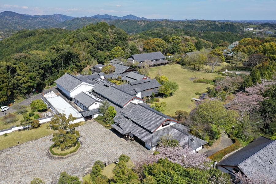 広大な庭園を散策しながら、桜、つつじ、あじさいなど、季節の花を観賞できるのも魅力。