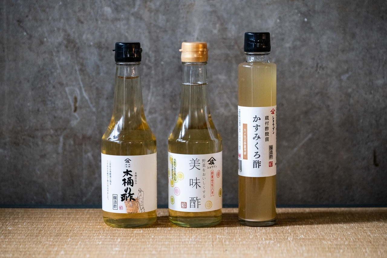 右から：見た目にもにごりがわかる「蔵付酢酸菌 かすみくろ酢」200ml 1,782円、「ショウブン美味酢（うます）」300ml 518円、特別感のある「木桶の酢」300ml 540円。母屋の1階にあるショップで購入可能。