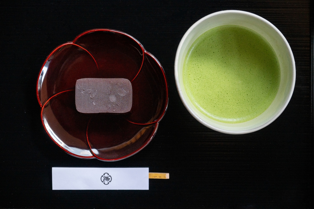 「羊羹　小倉羊羹『夜の梅』」飲み物付き1,760円。