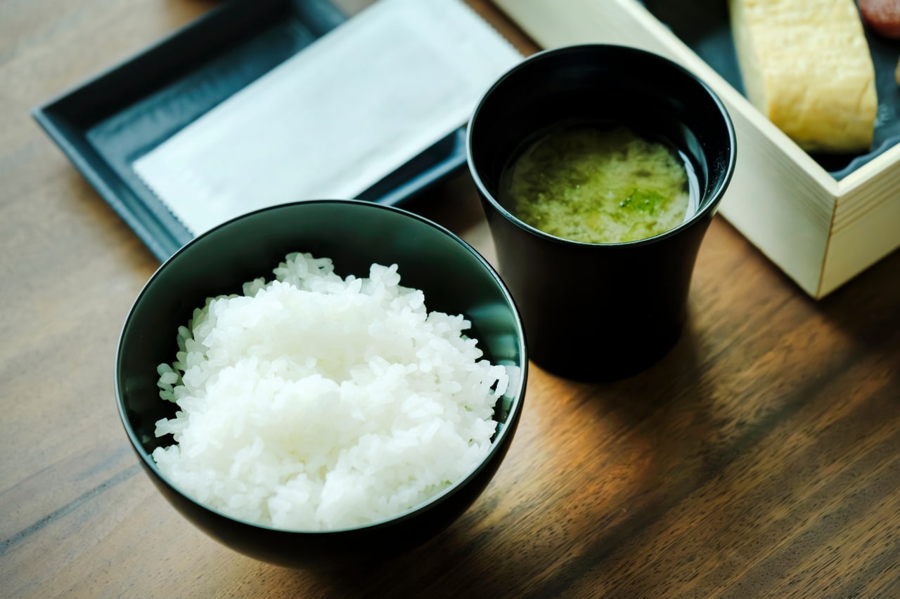 ごはんと味噌汁。