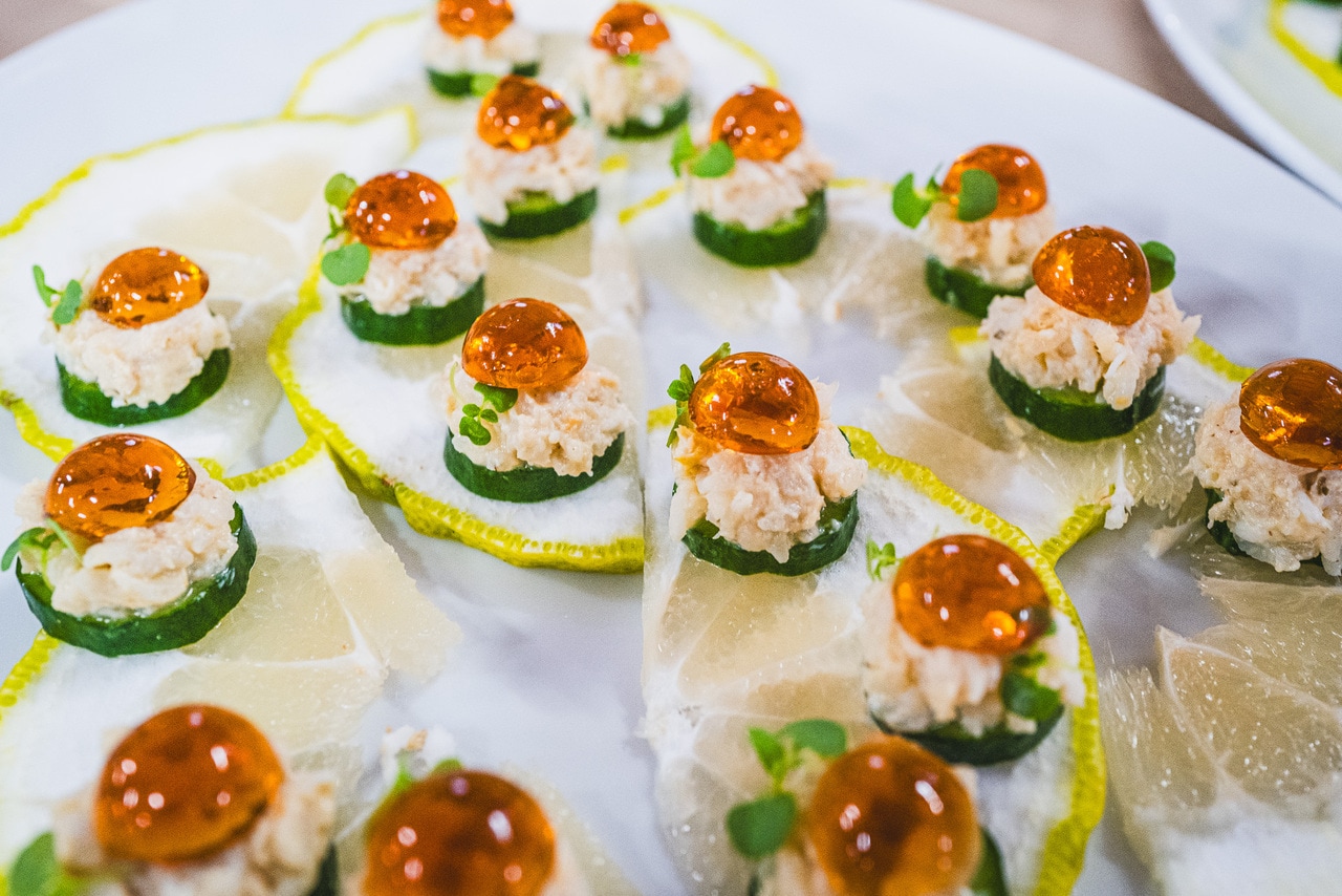 大久保智尚氏による彩りも豊かなパーティフード。写真は「国東のワタリガニ、胡瓜、虚空蔵赤酢ジュレ」。