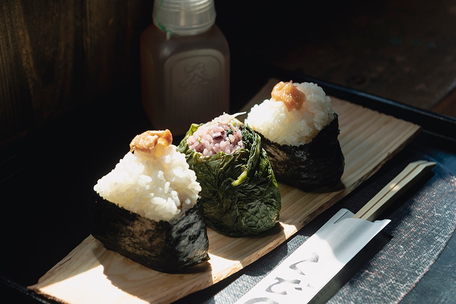 左からびんちょうまぐろ旨煮 240円、黒米ちりめんじゃこ高菜めはり 290円、美里のいなか梅220円(すべてイートイン税込価格)。