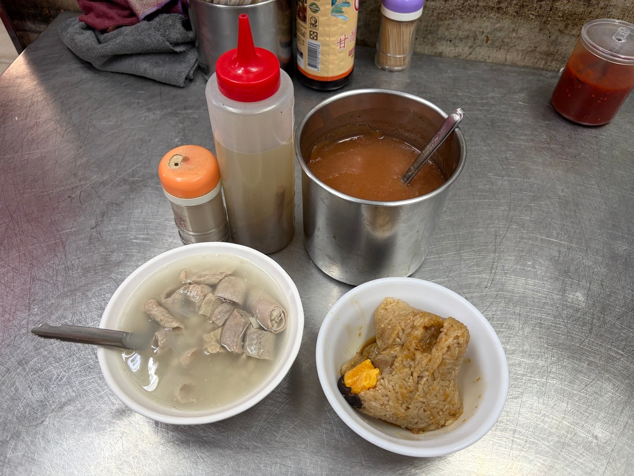 辛みをプラスしたい場合は、スイートサワーソースを加えてみてください。四神湯を肉まんや粽と一緒にいただくのが定番のスタイルです。