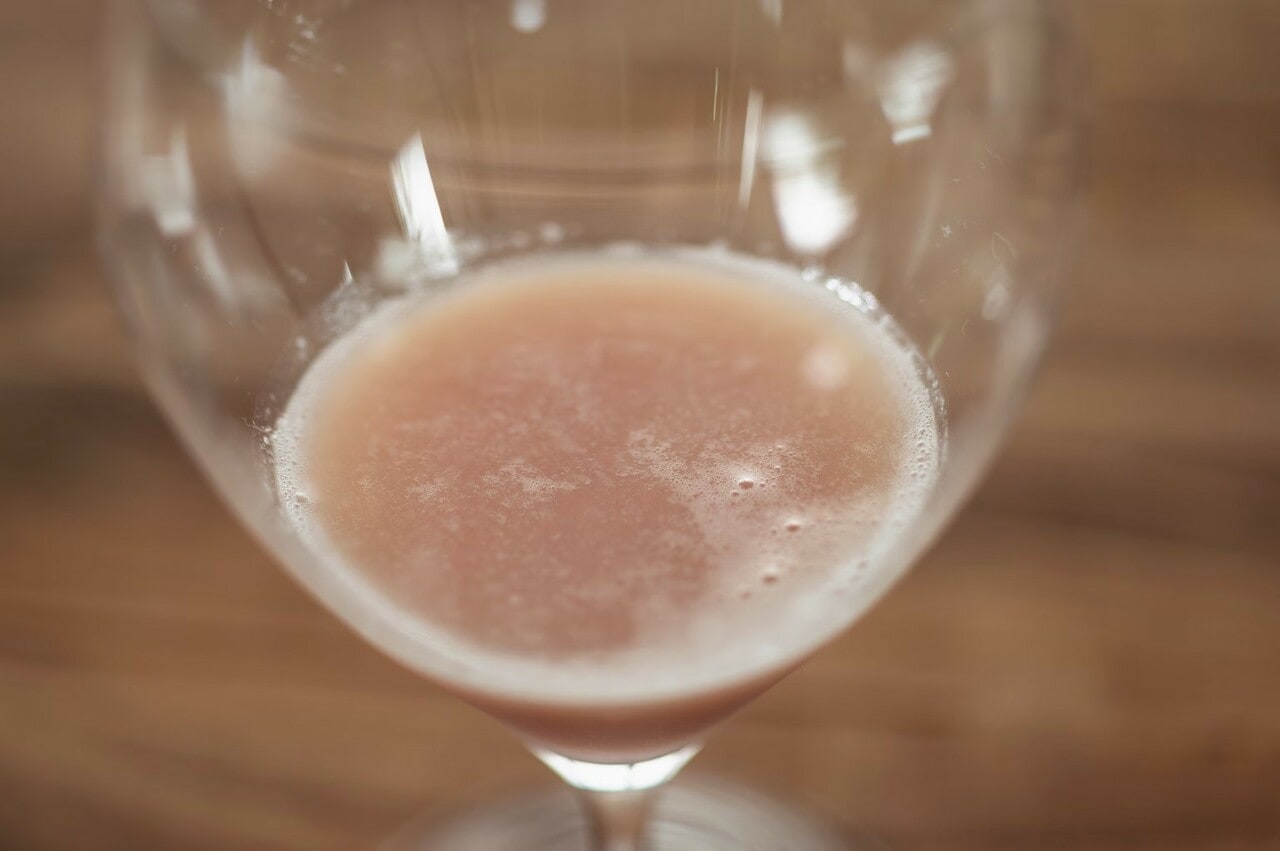 デザートのペアリングに登場した、春めく桜色の自家製「甘酒」。ノンアルコールドリンクはここだけのオリジナルを堪能できるため、あえてノンアルを選ぶ、というのもそれまた一興。