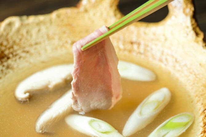 スッポンの高貴な旨みをまとわせて食べるジビエ。なんという贅沢!
