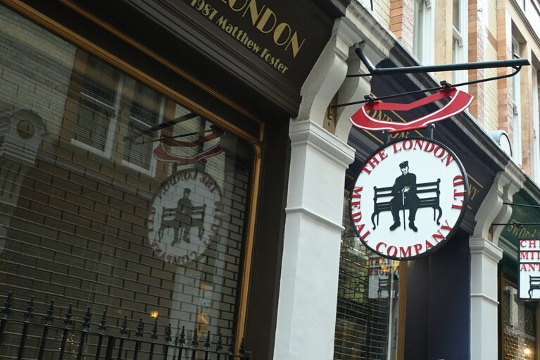 1700年頃の建物が並ぶ、セシル・コート。