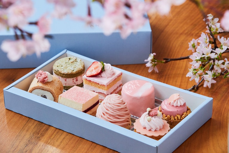 桜スイーツボックス 3,900円。(桜ティラミス、桜ロール、桜シュークリーム、桜タルト、桜ムース、桜モンブラン、桜ショートケーキ、桜のダックワーズ)