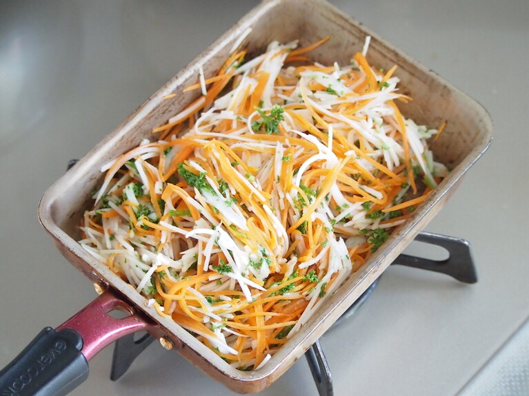 卵焼き用のフライパンにオイルをしき、（1）の食材を入れて弱火で炒める。