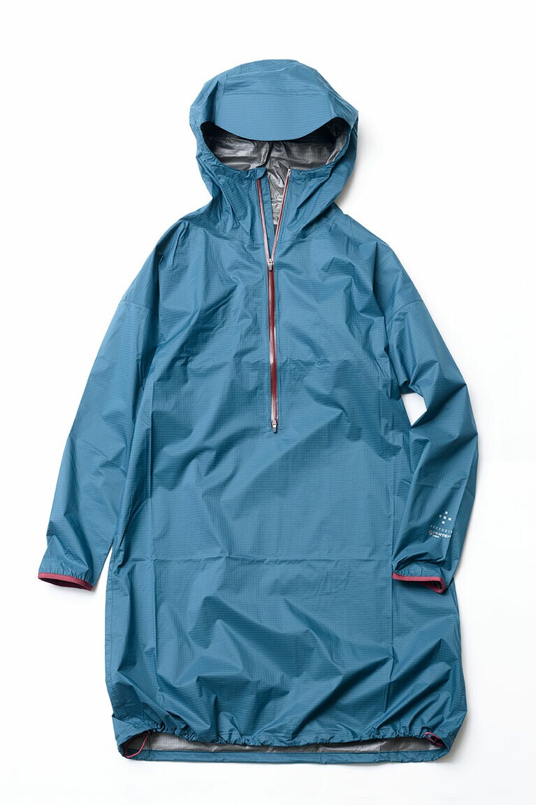 レインコート 26,400円／アクシーズクイン(ハイカーズデポ)