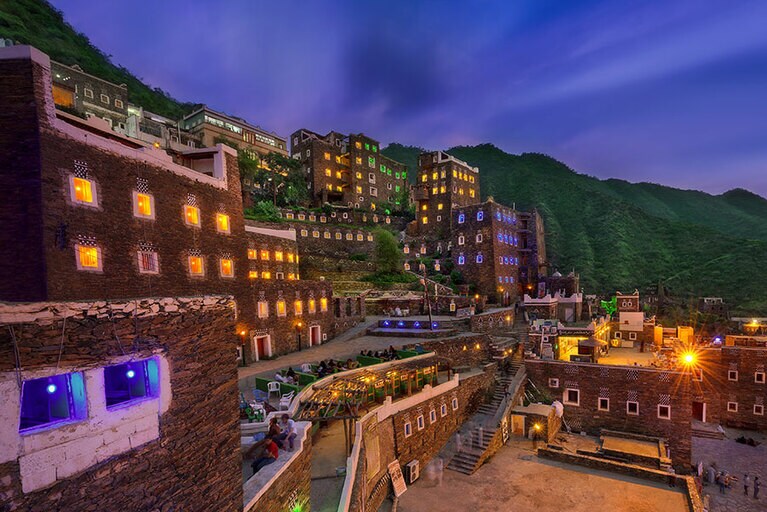 山に抱かれるように石造りの伝統建築が並び、約700年もの歴史を誇るリジャール・アルマー村。