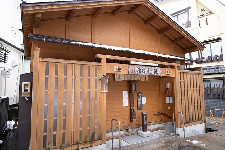 野沢温泉発祥の湯ともいわれる「熊の手洗湯」。美肌効果があると評判で、湯上がりの肌はしっとりスベスベに。