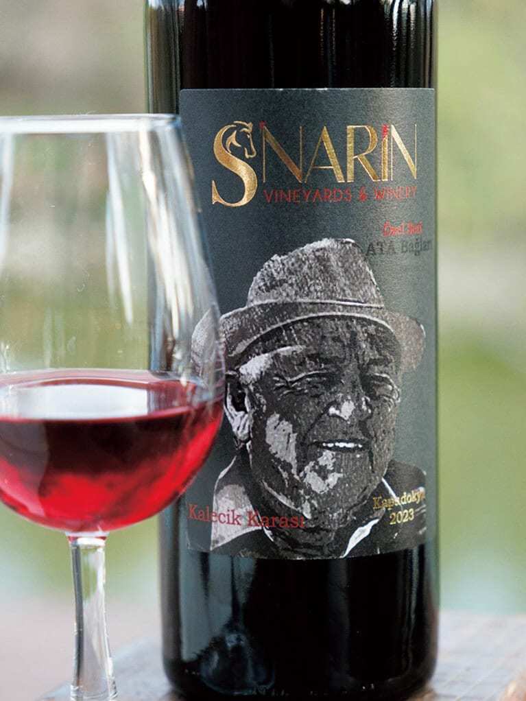 “カレジク・カラス”1,600トルコリラ。エチケットにはセナル氏が描いた父の顔が。