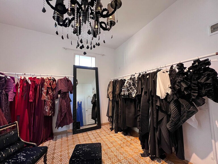 華やかなドレスはトルコのセレブ御用達。しばしばステージでも着用される。