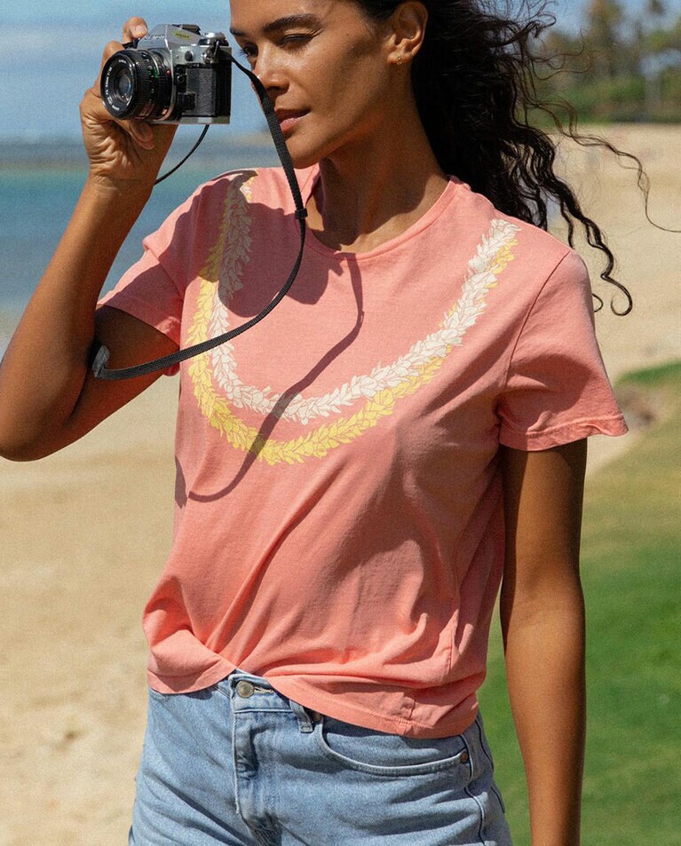 2022年6月のマーケットで販売されたマヒナメイドのTシャツ。