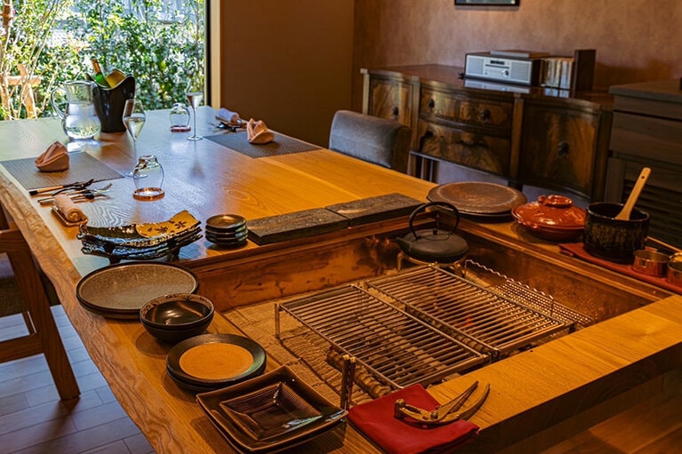 囲炉裏ダイニングで楽しむ食事は都会では体験できない、極上の時間だ。