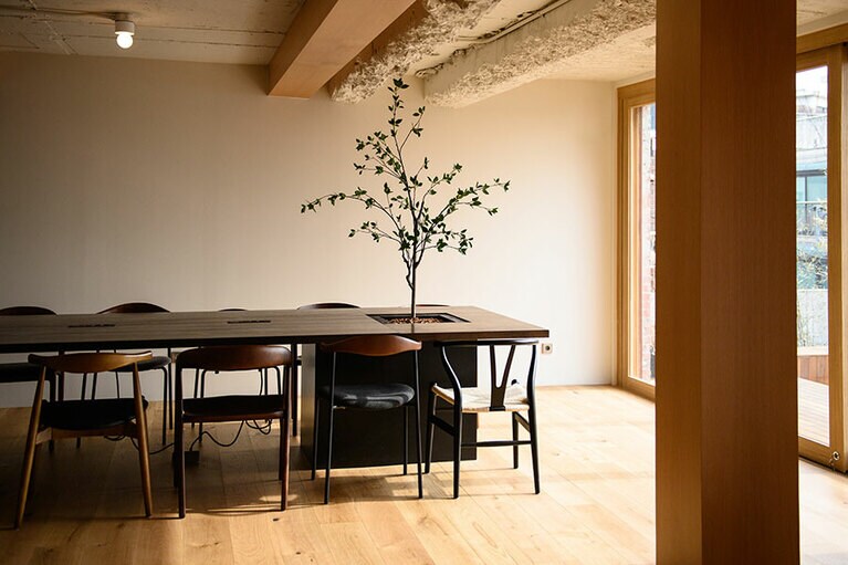 植物も多く温かみのある空間。