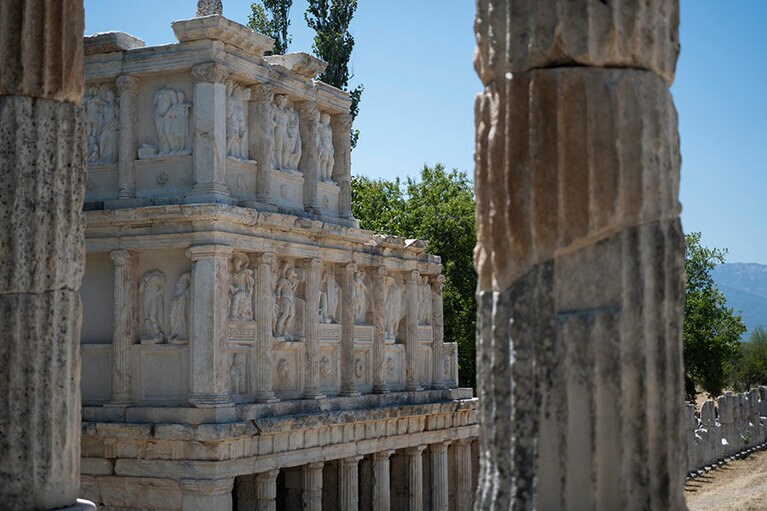 かつて3階建て以上だったと思われる建造物の一部にも美しい彫刻が施されている。