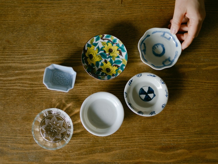 久保さん愛用の、お醤油用の小皿の数々。「コーディネートをいい意味で崩してくれたり、アクセントになったりと楽しい存在。ファッションでいうとピアス的な感じですね」。