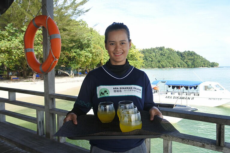 島の桟橋ではウェルカムドリンクのおもてなし。
