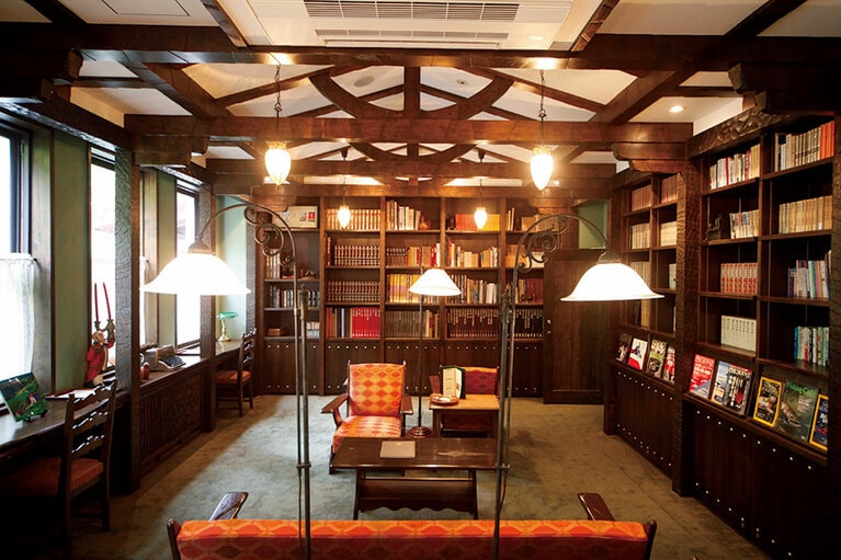 ひとりでゆっくり過ごせる図書室。